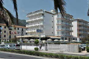 Отель Hotel Pietra di Luna  Майори
